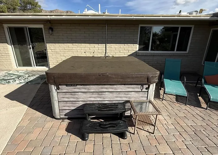Backyard Oasis, Big 360-degree Views, 3 Bedroom 2 Ba Holiday home Tucson