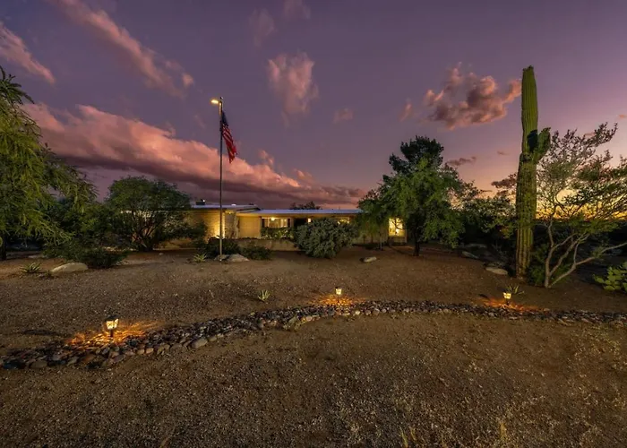 Backyard Oasis, Big 360-degree Views, 3 Bedroom 2 Ba Holiday home Tucson