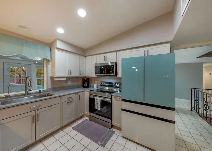 Backyard Oasis, Big 360-degree Views, 3 Bedroom 2 Ba