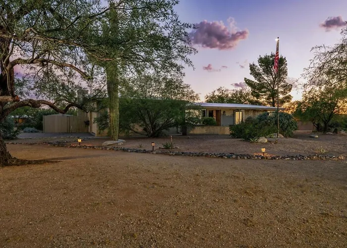 Holiday home Backyard Oasis, Big 360-degree Views, 3 Bedroom 2 Ba *